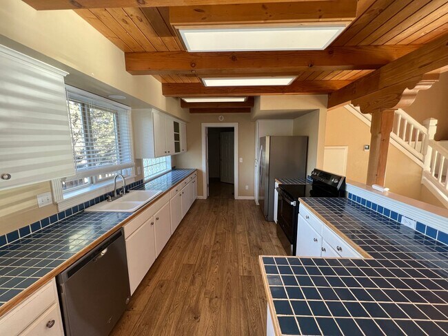 Building Photo - Beautiful Unique 4 Bedroom home with a loft & 3 full bathrooms! Move In Special $500 off first mo...