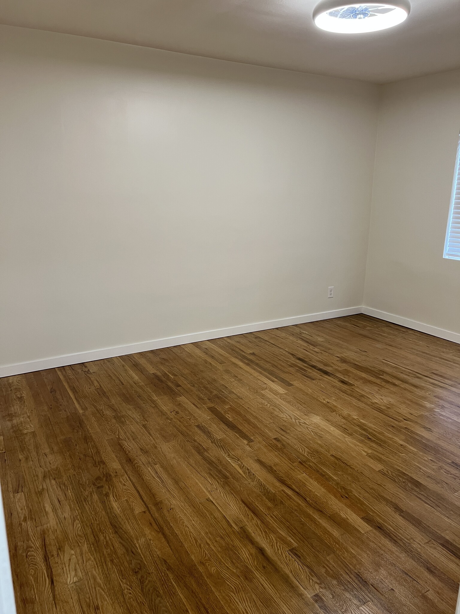 Building Photo - 12717 Oxnard St