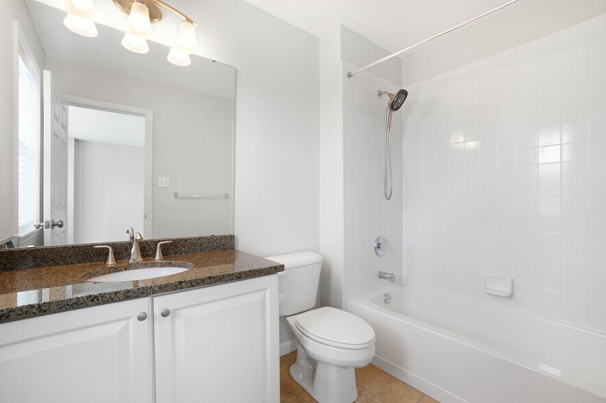 Building Photo - 909 N Hanley Rd