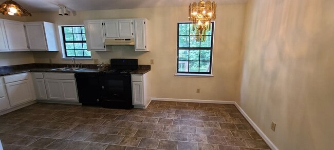 Building Photo - Corner Lot 3BR 1.5BA Home in Forest