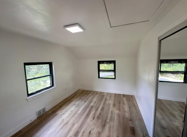 Building Photo - 10318 Lindberg Ave