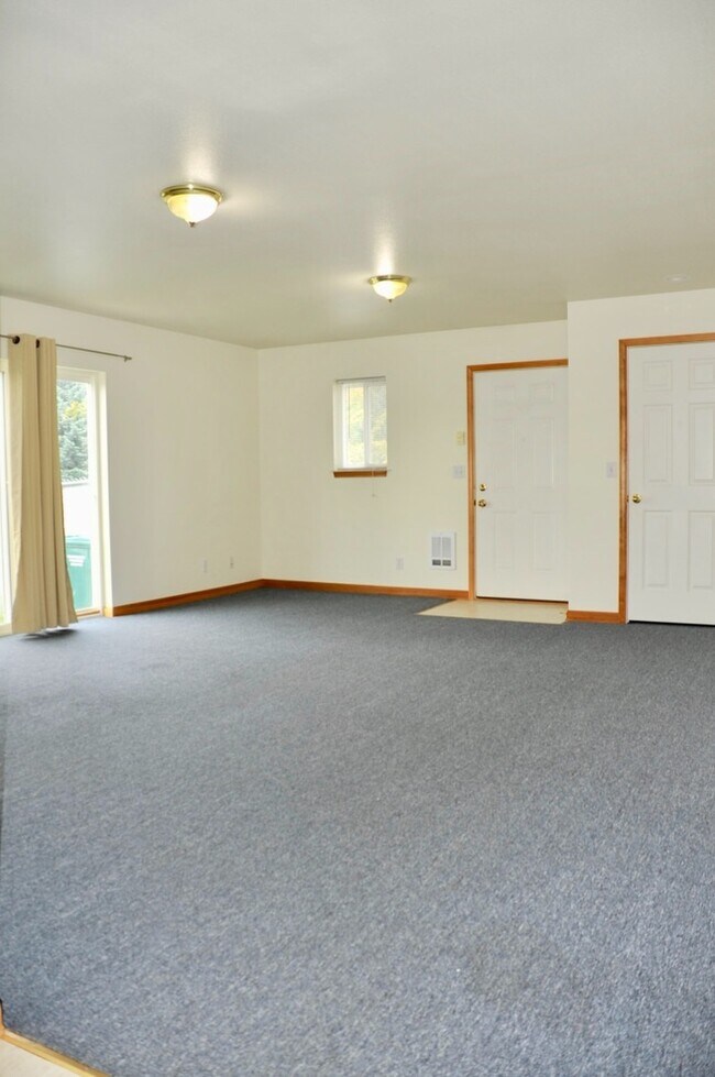 Building Photo - 2 bed 1 bath duplex