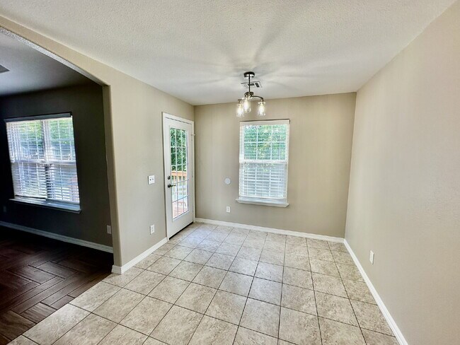 Building Photo - 6 Roessler Ln