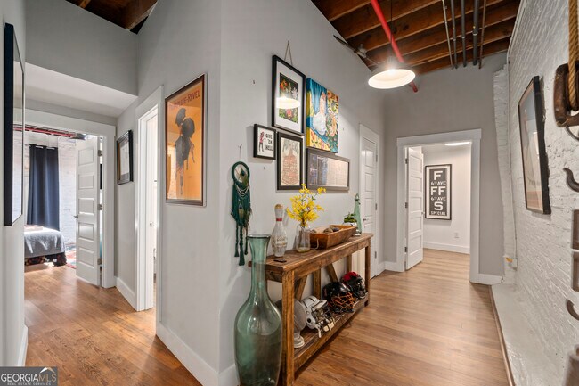 Building Photo - 585 White Cir