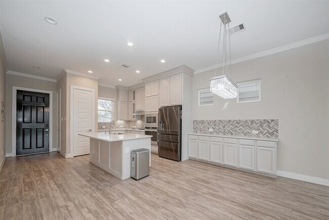 Building Photo - 10014 Granary Dr