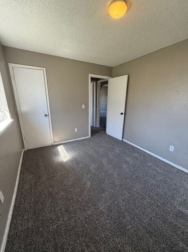 Building Photo - Charming 5 Bedroom House