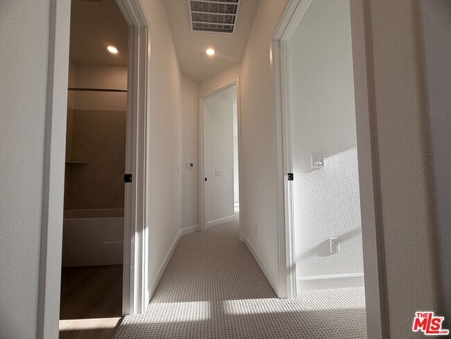 Building Photo - 240 Abacus Ave