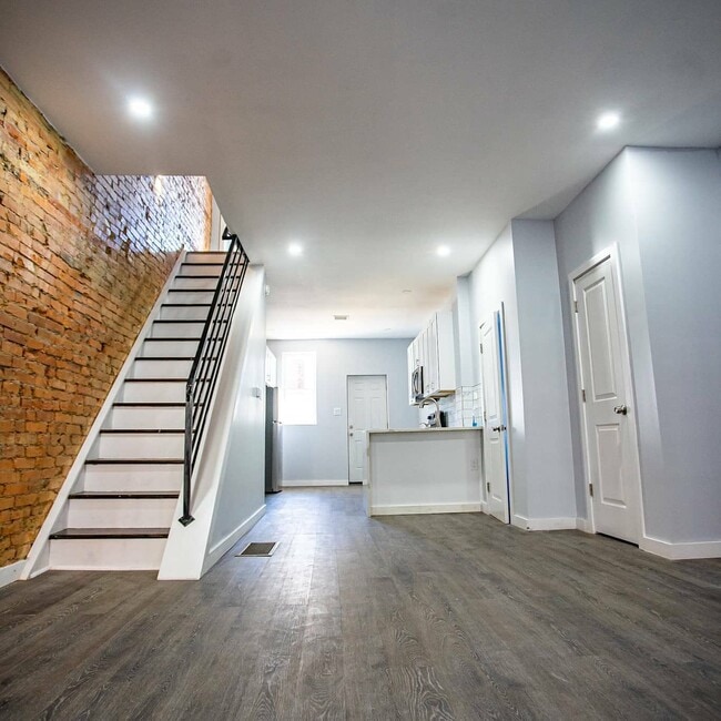 Building Photo - 31 S Salford St