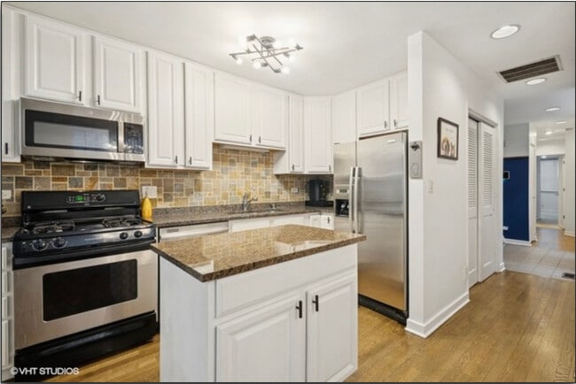 Building Photo - 933 W Wrightwood Ave