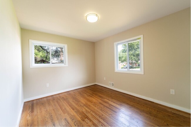 Building Photo - 5 BD 3 BA Oxon Hill, MD home is ideal for ...