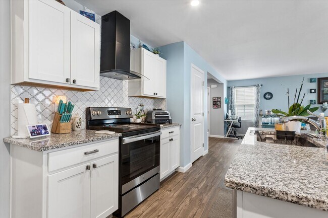 Building Photo - 4 Bedroom / 2.5 Bathroom - Marquis Hills