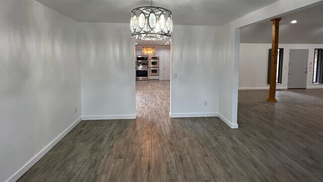 Building Photo - 12510 Maple Ridge Rd