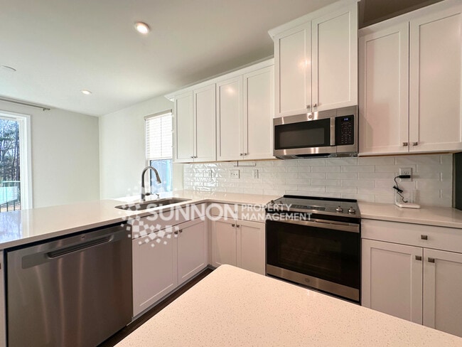 Building Photo - 3 Bedroom Townhome Located in Wendover Green