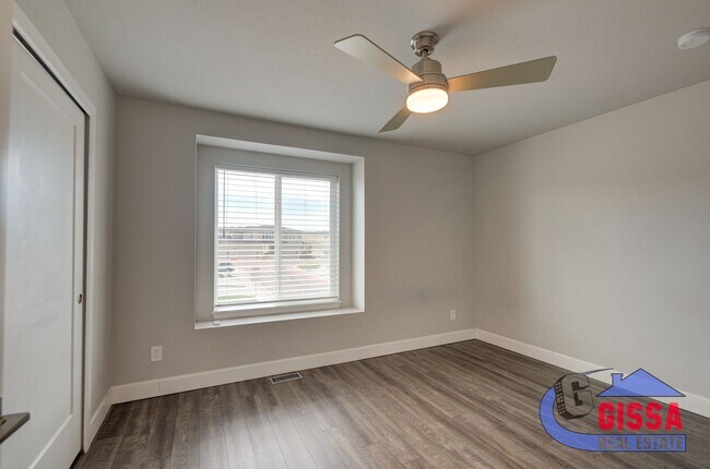 Building Photo - Beautiful, modern townhouse with primary b...