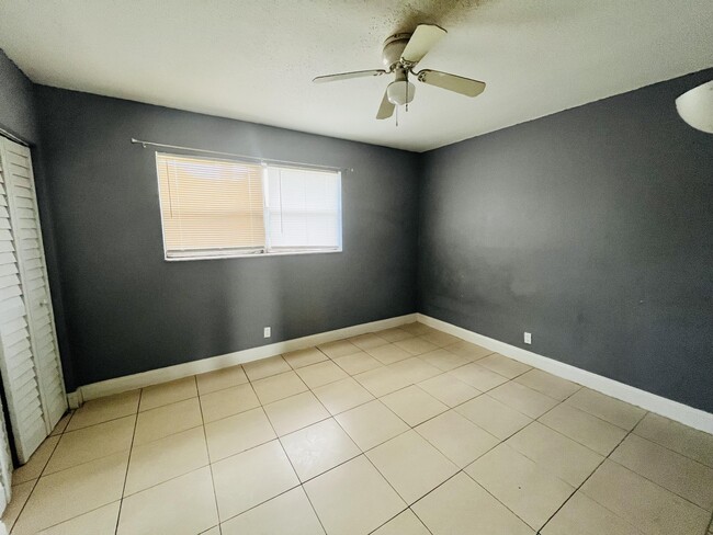 Building Photo - 635 SW 20th Ct