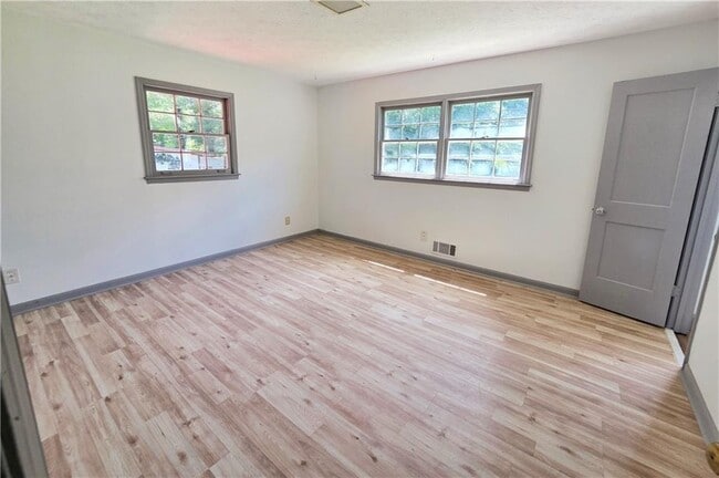 Building Photo - 6684 Londonderry Dr