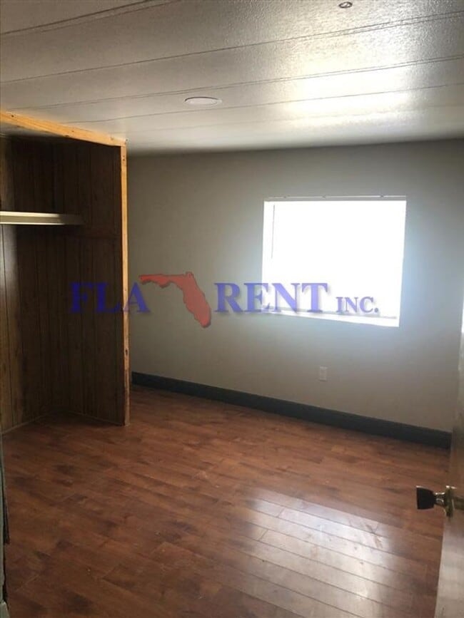 Building Photo - Newly renovated 4/2 Mobile home on large l...