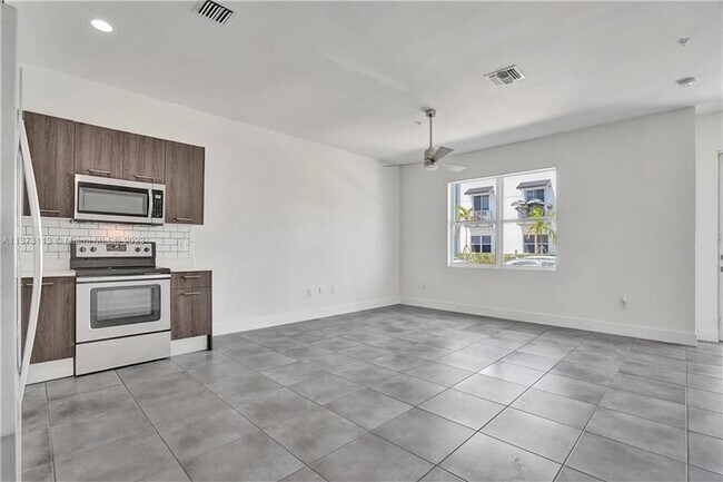 Building Photo - 400 NE 35th Ct