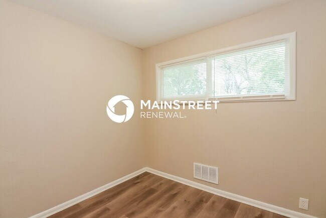 Building Photo - 3 Bedroom Pet-Friendly Home in Kansas City, MO with Main Street Renewal