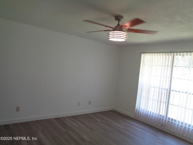 Building Photo - 812 Maplewood Ln