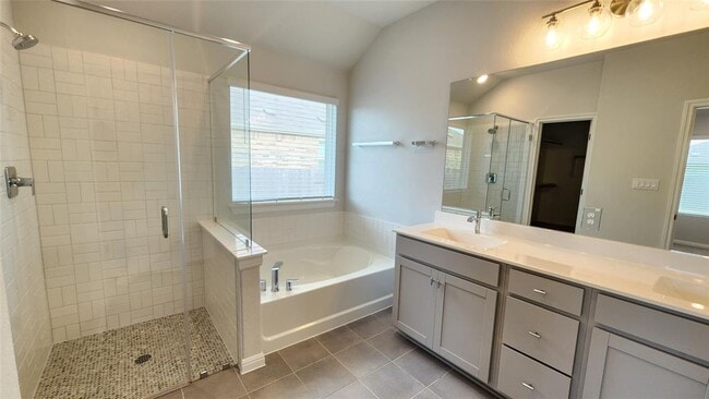 Building Photo - 704 Giorgio Moroder Dr