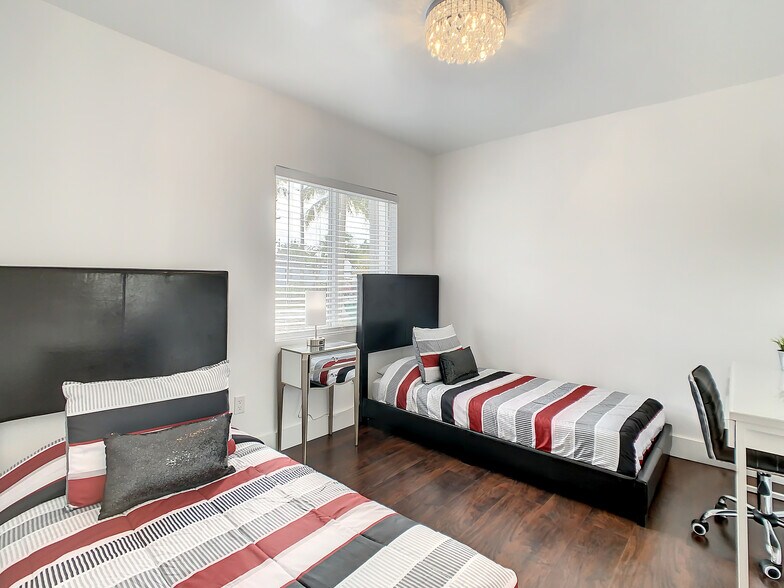 Building Photo - 2714 SW 36th Ave