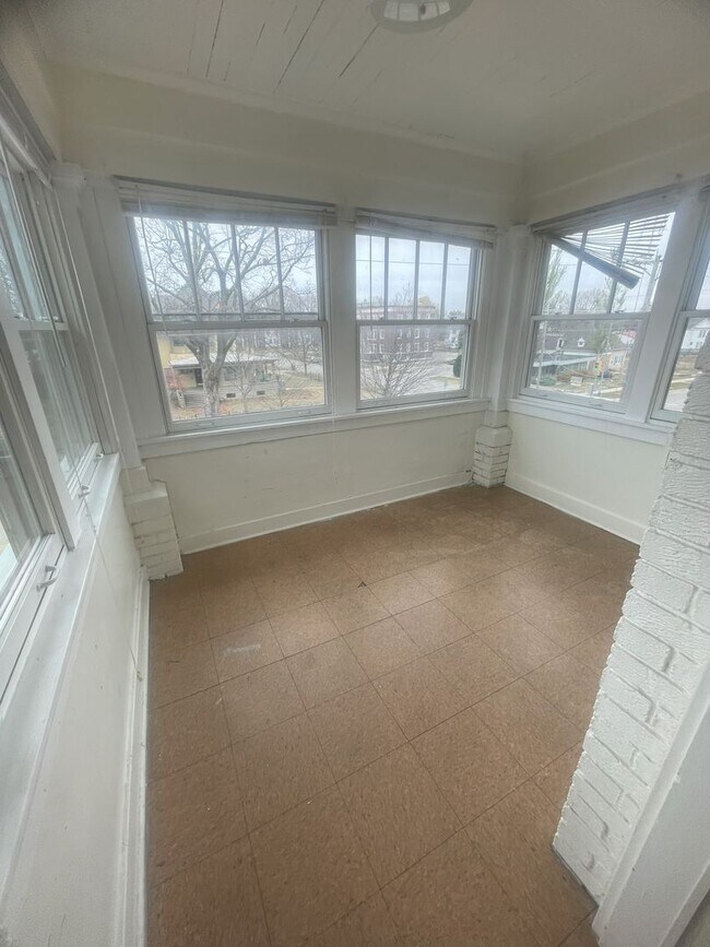 Building Photo - 811 W 4th St