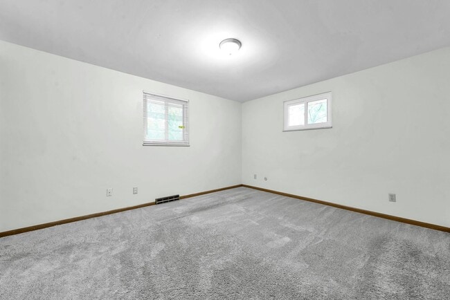 Building Photo - 2032 Northcliff Dr