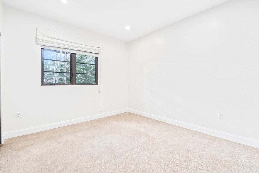 Building Photo - 10674 Ashton Ave