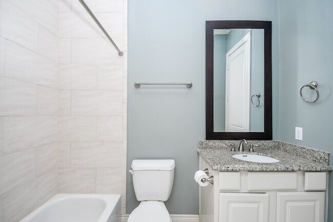 Building Photo - 2222 Hilshire Lake Dr