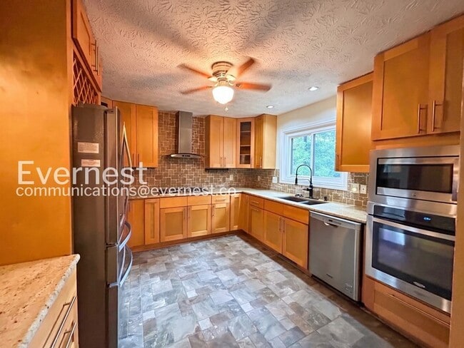 Building Photo - Beautiful 4 Bed/3 Bath Home with 3 Car Garage / Available Now!