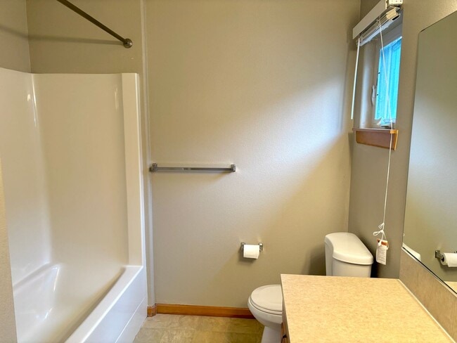 Building Photo - Montavilla 3 bed, 2 1/2 bath house