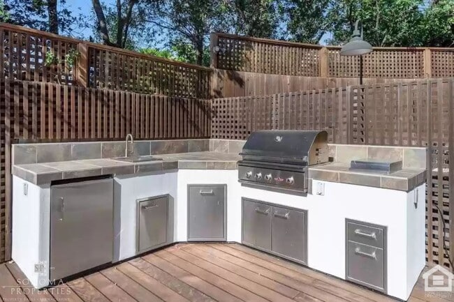 Building Photo - Beautiful 4bd/3.5ba Updated Custom House with Valley Views