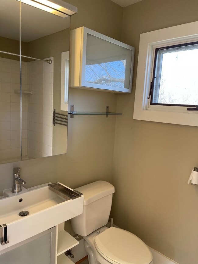 Building Photo - West Asheville, Green Built,  4 Bedroom, 4 Bathrooms. Two separate  living areas.