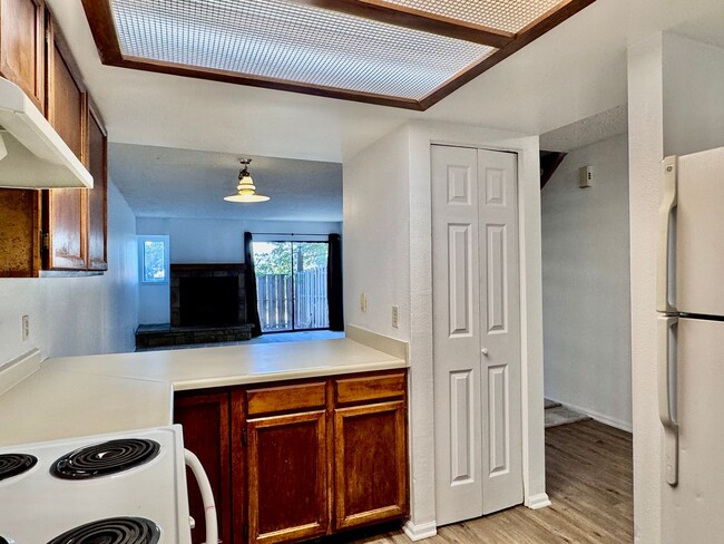 Building Photo - Well Maintained 2 BR/1BA Townhome Convenie...