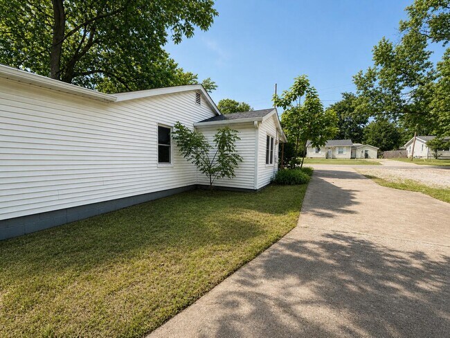 Building Photo - 1308 W Worley St