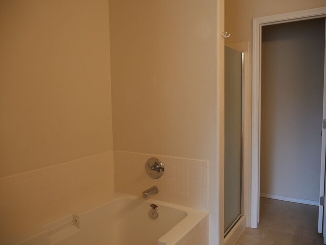 Building Photo - 4 Bed / 3.5 Bath in University Park with AC