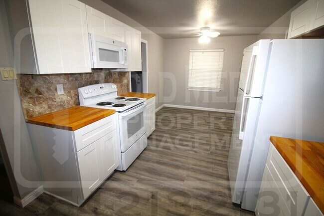 Building Photo - 205 E Vardeman Ave