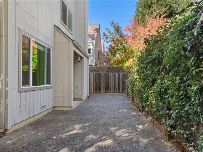 Building Photo - 1304 Foothill Dr