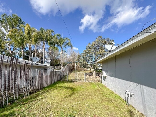 Building Photo - CUTE CONDO IN A DUPLEX W/ LARGE BACKYARD AVAILABLE FOR RENT!