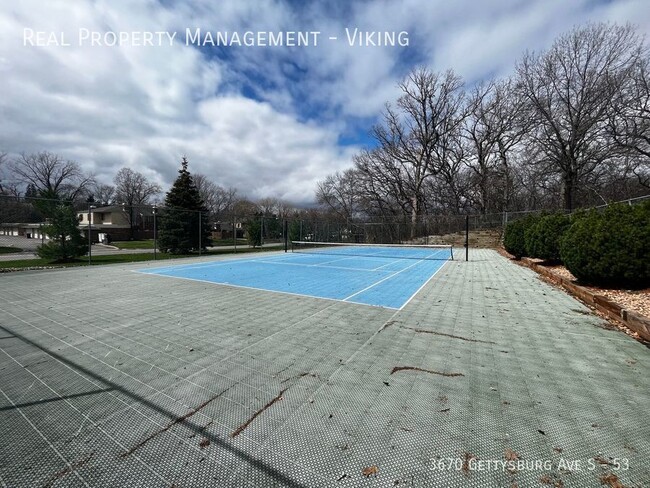 Building Photo - Renovated 2 Bed 1.5 Bath 1 Car Garage! - D...