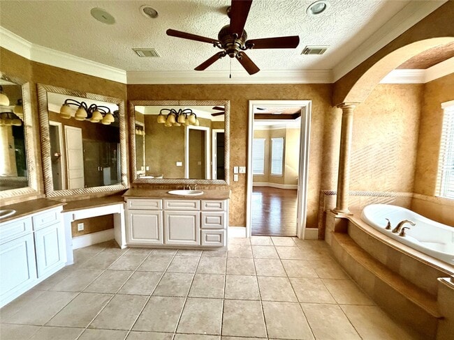 Building Photo - 1631 S Persimmon St