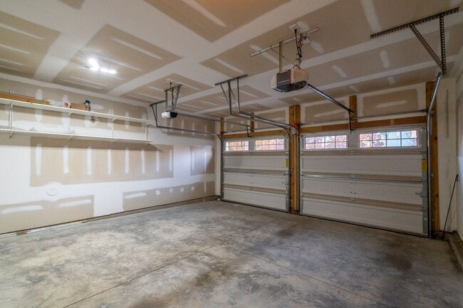 Building Photo - Spacious 4 Bedroom, 3.5 Bath Home for Rent in Pineville!