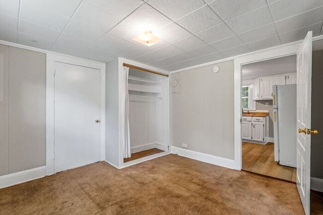 Building Photo - UNCG area with 3 bedrooms and 1 bath, Cent...