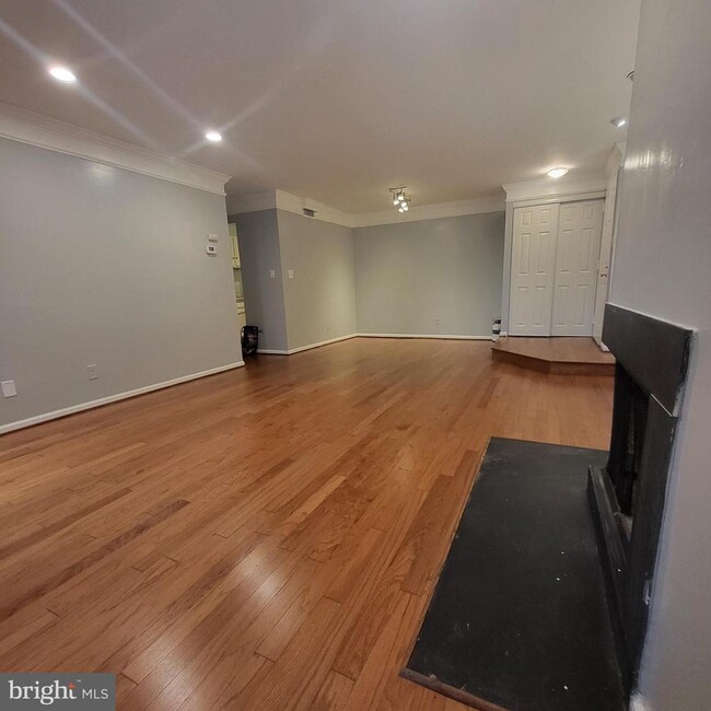 Building Photo - 5800 Cove Landing Rd