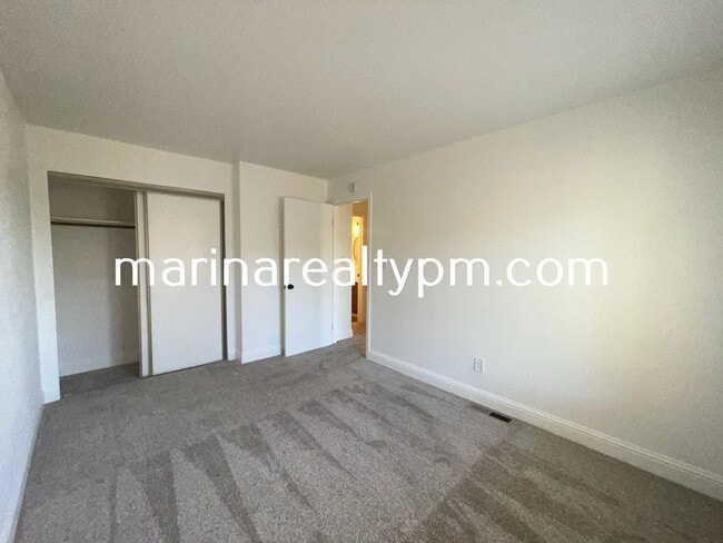 Building Photo - Two Story Crockett Condo Two-Off Street Pa...