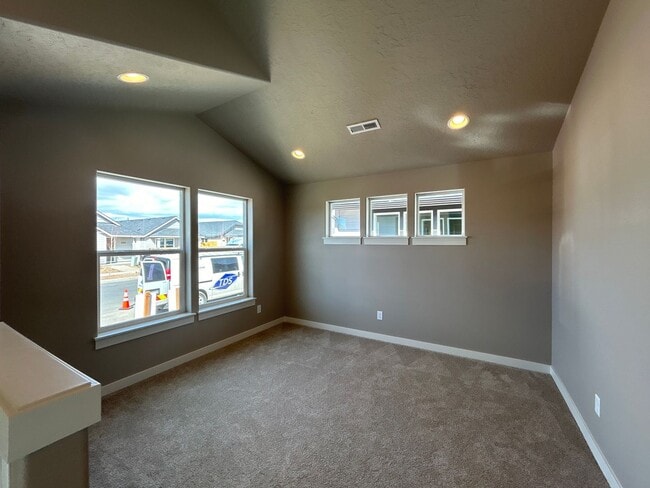 Building Photo - 3 Bedroom / 2 Bathroom Home in NW Redmond