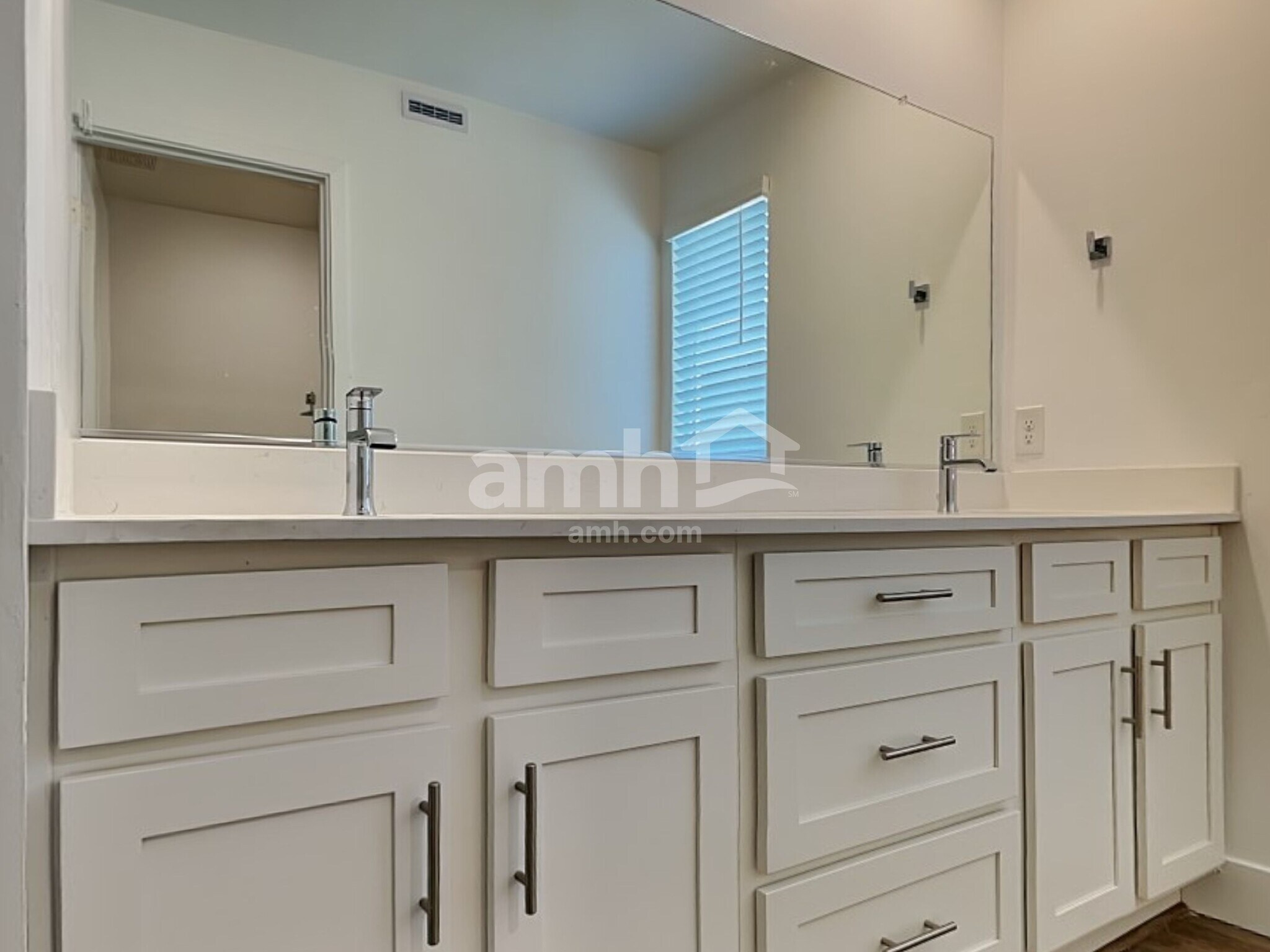 Building Photo - 9652 Harkes Dr