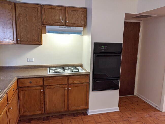 Kitchen - 922 Hinman Ave