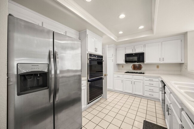 Building Photo - Beautiful Updated Corner Lot 3 Bed 3 Bath ...